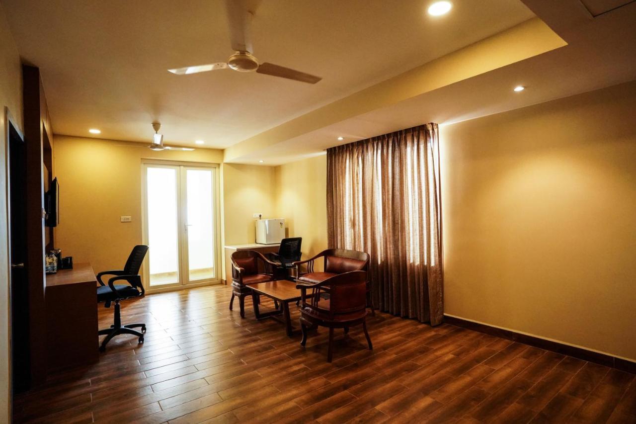 V Five Hotel Singapperumalkovil Exterior photo